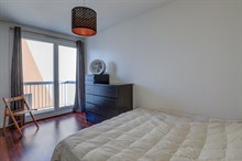 A louer à la semaine appartement de 2 chambres avec terrasse pour séjour professionnel au pied du métro ligne 13 à Saint Ouen