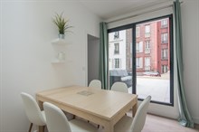 Location meublée mensuelle d'un appartement de 3 pièces pour courte durée avec 2 chambres et grande terrasse à Charles Michels Paris 15ème