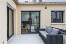 A louer en courte durée appartement de 3 pièces confortable et refait à neuf avec 2 chambres et grande terrasse à Charles Michels Paris 15ème