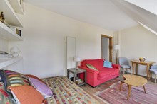 Location meublée mensuelle d'un appartement en studio pour 2 avec balcon à République Paris 11ème