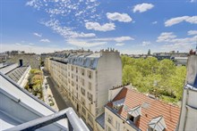 Location meublée mensuelle d'un grand studio alcôve pour 2 en dernier étage avec balcon à République Paris 11ème