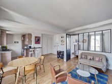 A louer au mois appartement de 3 pièces moderne et refait à neuf avec 2 chambres à Montmartre Abbesses Paris 18ème