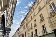 Location meublée mensuelle d'un appartement en duplex avec une chambre proche Rue de l'Université Paris 7ème