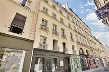 Location meublée mensuelle d'un duplex avec une chambre dans une rue animée Paris 7ème