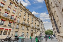 A louer au mois appartement studio confortable à Cadet Saint-Georges Paris 9ème arrondissement