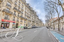 Location meublée confortable et moderne d'un F2 en alcôve à Ecole Militaire Paris 7ème arrondissement