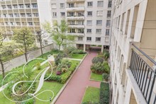 Location courte durée, immeuble récent avec cour fleurie, Paris 16ème