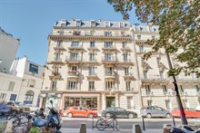 Location meublée de longue durée d'un grand F4 meublé avec terrasse à Montparnasse Paris 15ème