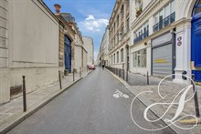 Location bail mobilité sur Paris d'un studio avec chambre en mezzanine calme donnant sur la cour d'un immeuble de bon standing typiquement parisien dans le 3ème arrondissement