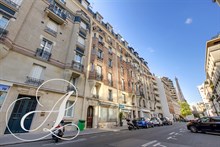 Location meublée mensuelle d'un appartement de 2 pièces avec balcon rue Saint-Charles à Dupleix Paris 15ème