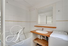 A louer au mois à l'année en bail résidence principale appartement studio alcôve pour 2 à Montparnasse Paris 15ème