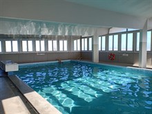 Location meublée mensuelle temporaire d'un studio confortable avec piscine dans l'immeuble Montparnasse Plaisance Paris 15ème