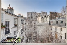 Grand appartement de 2 pièces à louer en bail mobilité pour 2 personnes à Guy Moquet Montmartre Paris 18ème