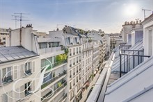 Grand appartement de 3 pièces à louer meublé en bail mobilité avec 2 chambres et balcon à Etoile Paris 17ème