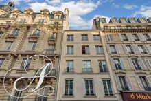 A louer en bail annuel ou mobilité F2 atypique avec 1 chambre en duplex pour 2 à Cluny la Sorbonne quartier Latin Paris 5ème