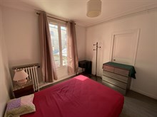 Location meublée confortable d'un appartement de 2 pièces avec poutres à Montparnasse Paris 15ème
