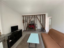 Location meublée confortable d'un appartement de 2 pièces avec poutres à Montparnasse Paris 15ème