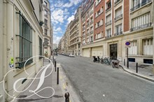 A louer meublé studio de standing avec terrasse aménagée refait à neuf pour bail mobilité à Sèvres Lecourbe Paris 15ème