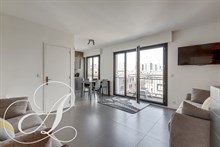 Location meublée mensuelle d'un studio moderne avec balcon et vue Tour Eiffel Charles Michel Paris 15ème
