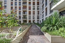 Location meublée mensuelle d'un studio moderne avec balcon et vue Tour Eiffel Charles Michel Paris 15ème