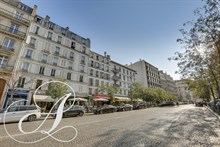 A louer à la semaine F2 moderne confortable et meublé à Ternes Faubourg Saint Honoré Paris 8ème