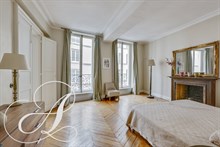 A louer meublé en longue durée F3 de 2 chambres de luxe à Odéon Paris 6ème arrondissement