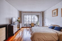 A louer en bail meublé annuel ou mobilité studio confortable et meublé avec balcon, avenue du Président Kennedy à Passy, Paris 16ème