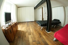 Duplex atypique à louer en meublé pour 8 personnes dans le Marais Paris 3ème