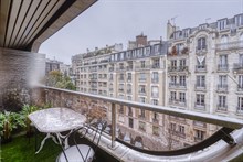 Location meublée annuelle ou en bail mobilité d'un grand studio avec balcon et vue Tour Eiffel à Passy, Paris 16ème
