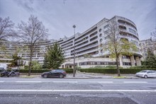 A louer en bail meublé annuel ou mobilité studio confortable et meublé avec balcon, avenue du Président Kennedy à Passy, Paris 16ème