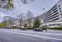 Location meublée annuelle ou en bail mobilité d'un grand studio avec balcon et vue Tour Eiffel à Passy, Paris 16ème