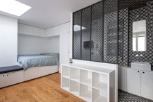 A louer à l'année appartement studio moderne confortable rue du Faubourg du Temple République Belleville Paris 10ème