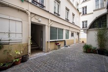 Location meublée annuelle d'un studio refait à neuf rue du Faubourg du Temple à Goncourt Belleville Paris 10ème