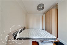 Location meublée annuelle d'un studio confortable refait à neuf à Montparnasse Paris 15ème