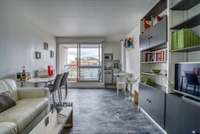 Location meublée annuelle d'un grand studio avec parking et balcon à Montparnasse Paris 15e