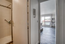 Location meublée annuelle d'un grand studio avec parking et balcon à Montparnasse Paris 15e