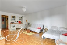 Location meublée en bail mobilité d'un grand studio avec terrasse à Belleville Paris 20ème