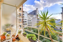 Location meublée en bail mobilité d'un grand studio avec terrasse à Belleville Paris 20ème