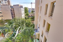 Location meublée en bail mobilité d'un grand studio avec terrasse à Belleville Paris 20ème