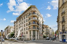 Location meublée en bail mobilité d'un studio alcôve avec terrasse à Beaugrenelle Paris 15ème