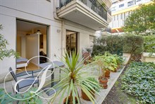 Grand studio alcôve avec terrasse à louer en bail mobilité à Beaugrenelle Paris 15e