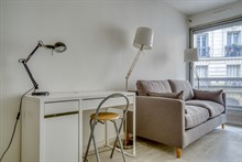 Studio meublé à louer au mois avec balcon dans le quartier de Montparnasse Paris 15ème