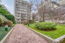 Studio meublé à louer au mois avec balcon dans le quartier de Montparnasse Paris 15ème