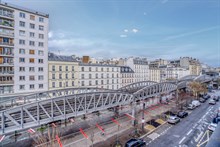 A louer en bail mobilité meublé F2 moderne bd de Grenelle à la Motte Picquet Paris 15ème