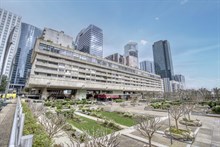 Location meublée d'un studio avec balcon à Courbevoie La Défense