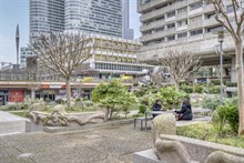 Location meublée d'un studio avec balcon à Courbevoie La Défense