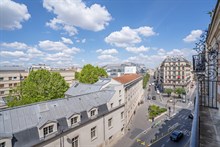Location de standing en bail mobilité d'un F3 avec balcon filant rue de Vaugirard Paris 15ème