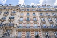 Location meublée de courte durée d'un F3 de standing avec 2 chambres et balcon filant à Montparnasse Paris 15ème