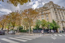 A louer à l'année en bail mobilité studio refait à neuf à Trocadéro Paris 16ème arrondissement