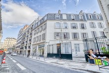 Location meublée annuelle d'un F2 confortable rue Falguière à Montparnasse Paris 15ème